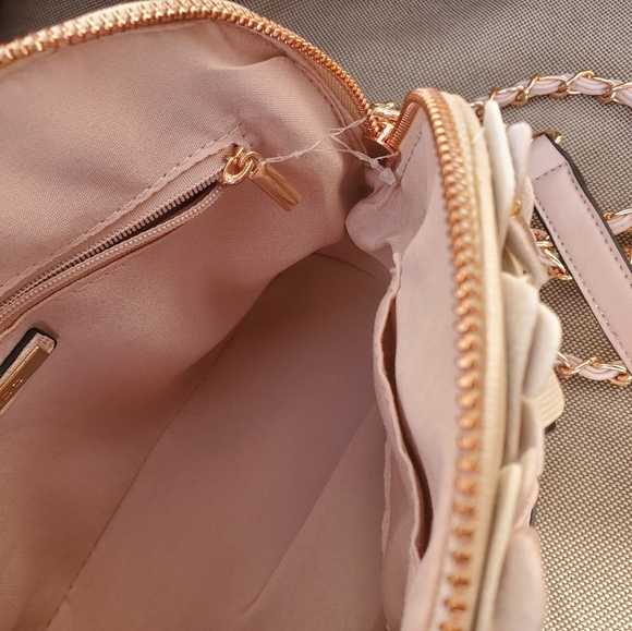 ALDO, new without tags Handbag with 3D flowers - Picture 3 of 8